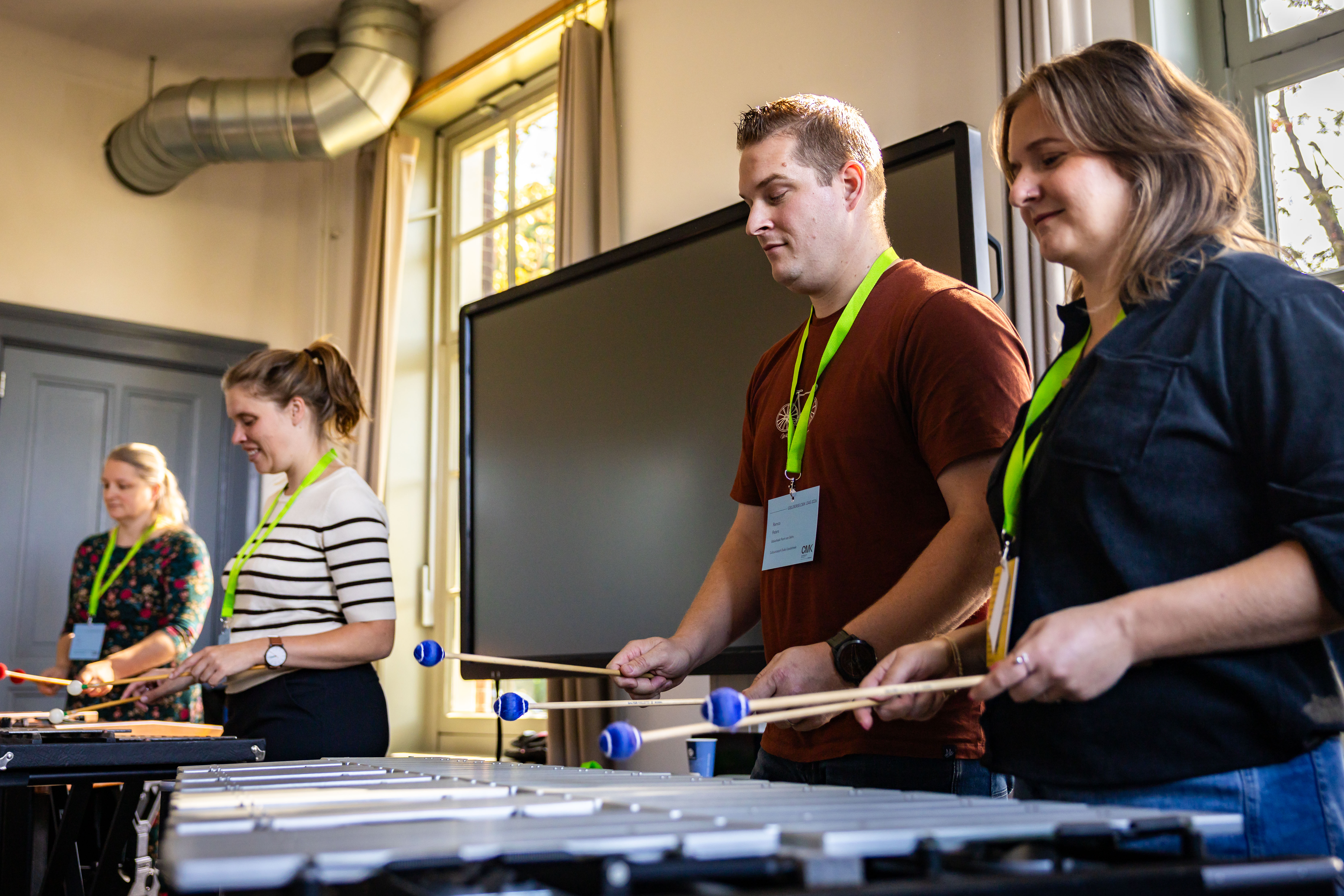 Deelnemers CMK-dag volgen muziekworkshop